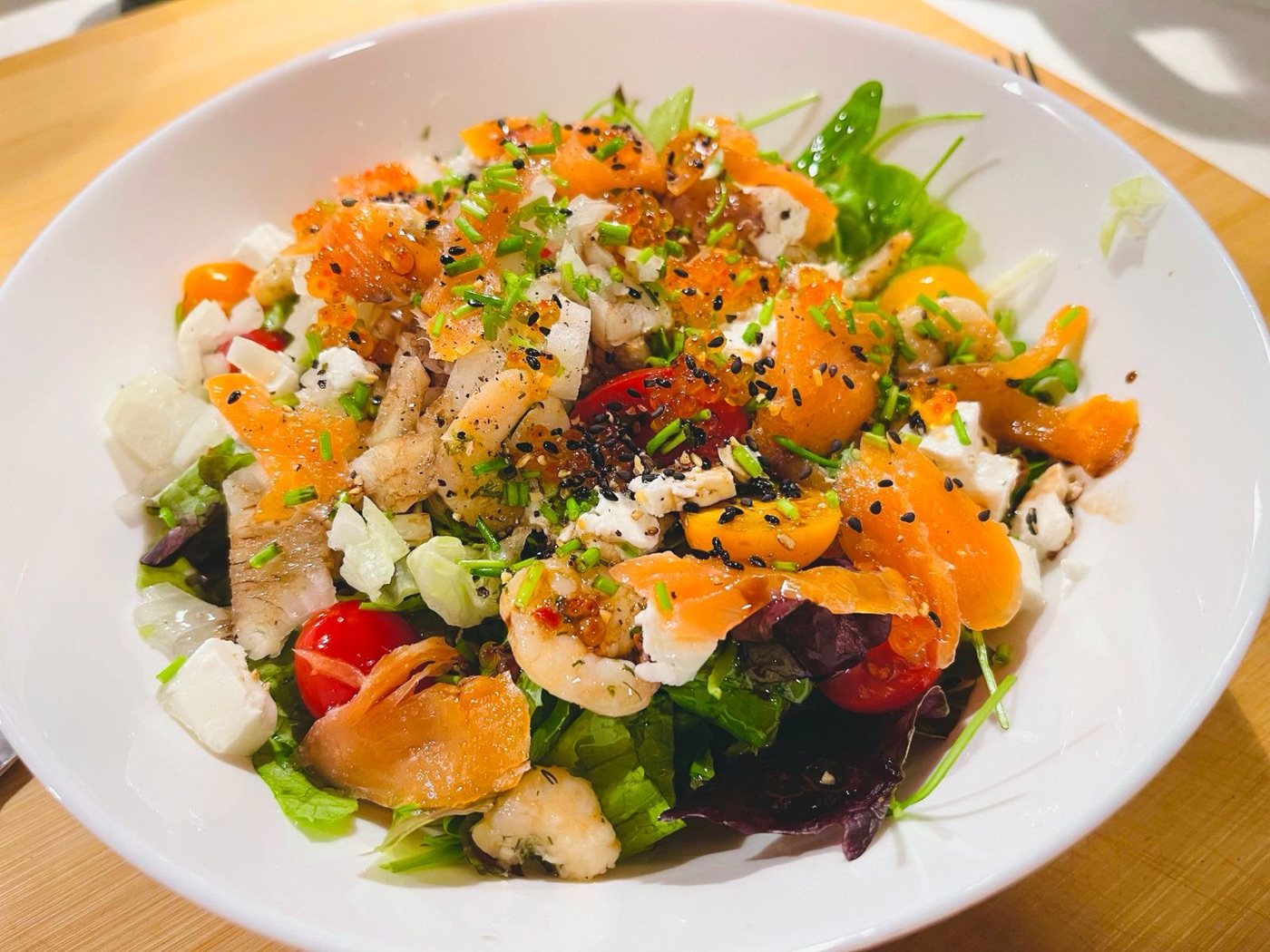 Ensalada con salmon, gambas y salsa rosa – El Hidalgo