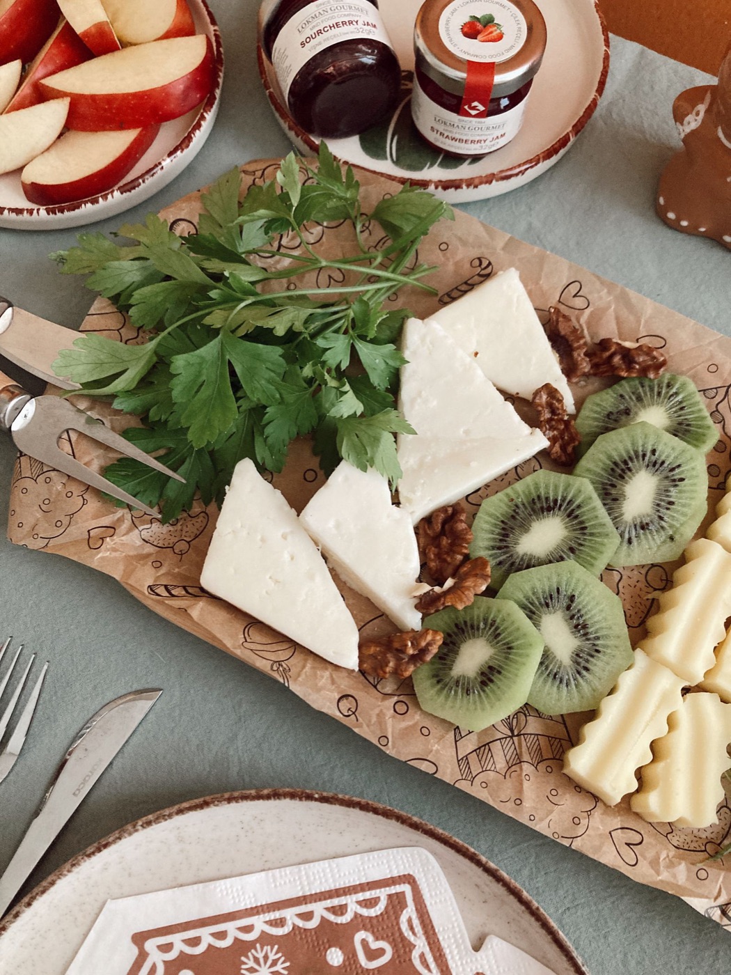 Quesos variados con nueces y mermelada – Don Luis – Bar de Tapas